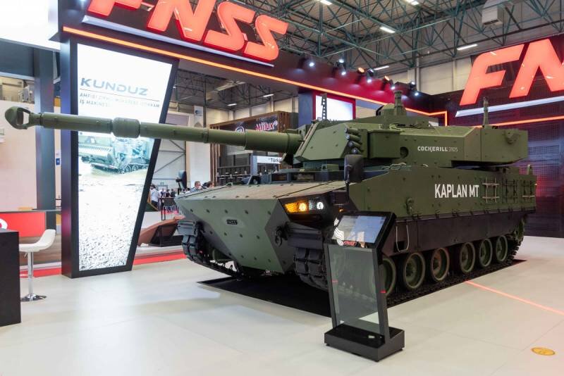 
Первый серийный Kaplan MT в павильоне выставки IDEF-2021