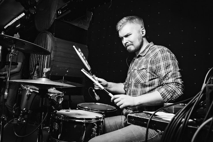 На фото сессионный барабанщик кавер-группы Tequila Band - Александр Пилипюк 