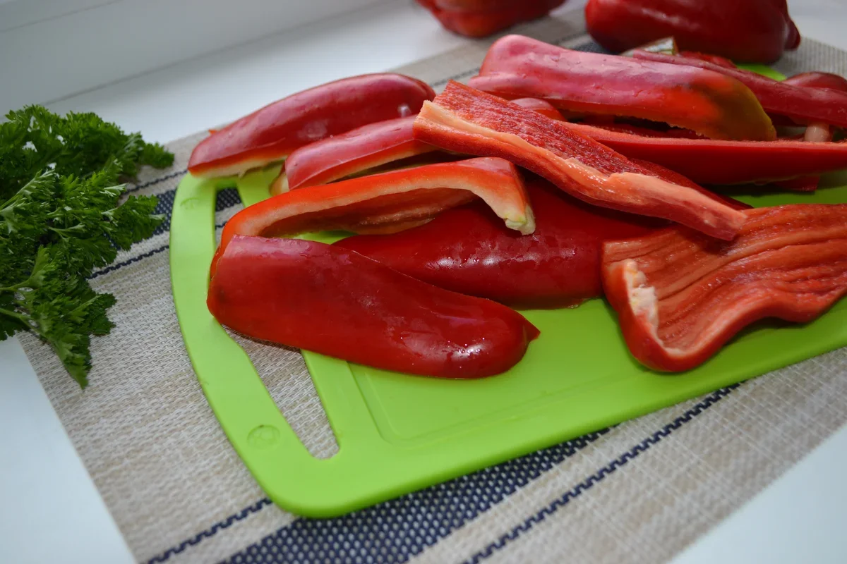 Как вкусно приготовить болгарский перец. Болгарский перец нарезанный. Долька болгарского перца. Нарезка ломтика болгарского перца. Ломтик болгарского перца.