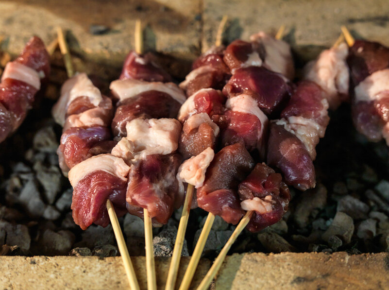 Шашлык 5 пальцев сталика ханкишиева. Мангал рыба. Мясо на шампуре. Печень в жировой сетке на мангале. Шашлык из бараньих почек.