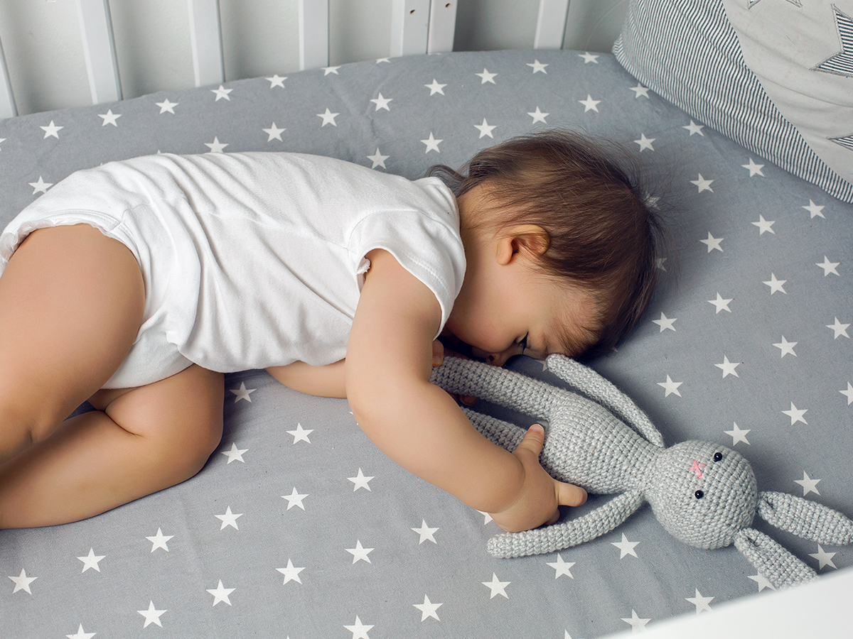 Кроватка для годовалого ребенка. Малыш лежит в кроватке. Годовалый мальчик спящий. Уложила спать видео