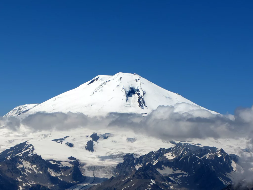 Самая высокая гора россии высотой 5642. Гора Эльбрус. Гора Эльбрус (5642 м) — высочайшая вершина России. Гора Эльбрус высота. Самая высокая вершина Эльбруса.
