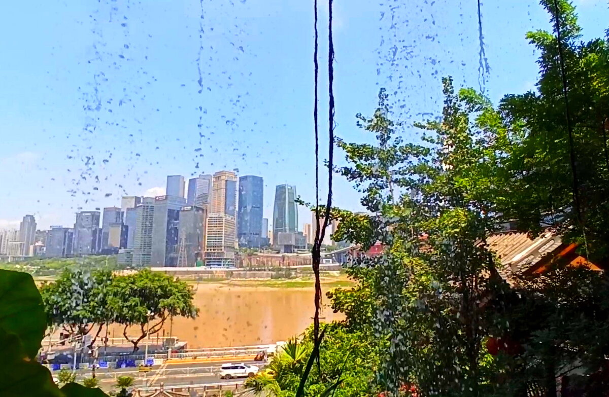 Вид на город из пещеры Хунъя