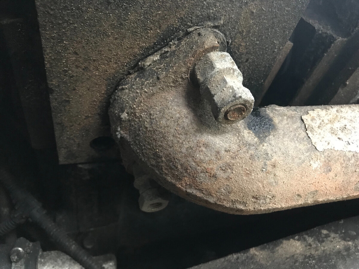 Новые гайки коллектора на ремонтной шпильке. Фото Тищенко Василий.