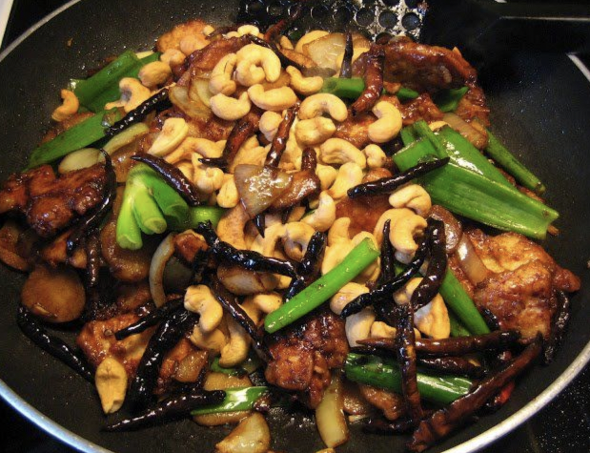 Гад Пад Мед Мамуанг - это блюдо из жареной курицы с хрустящими жареными орехами кешью.