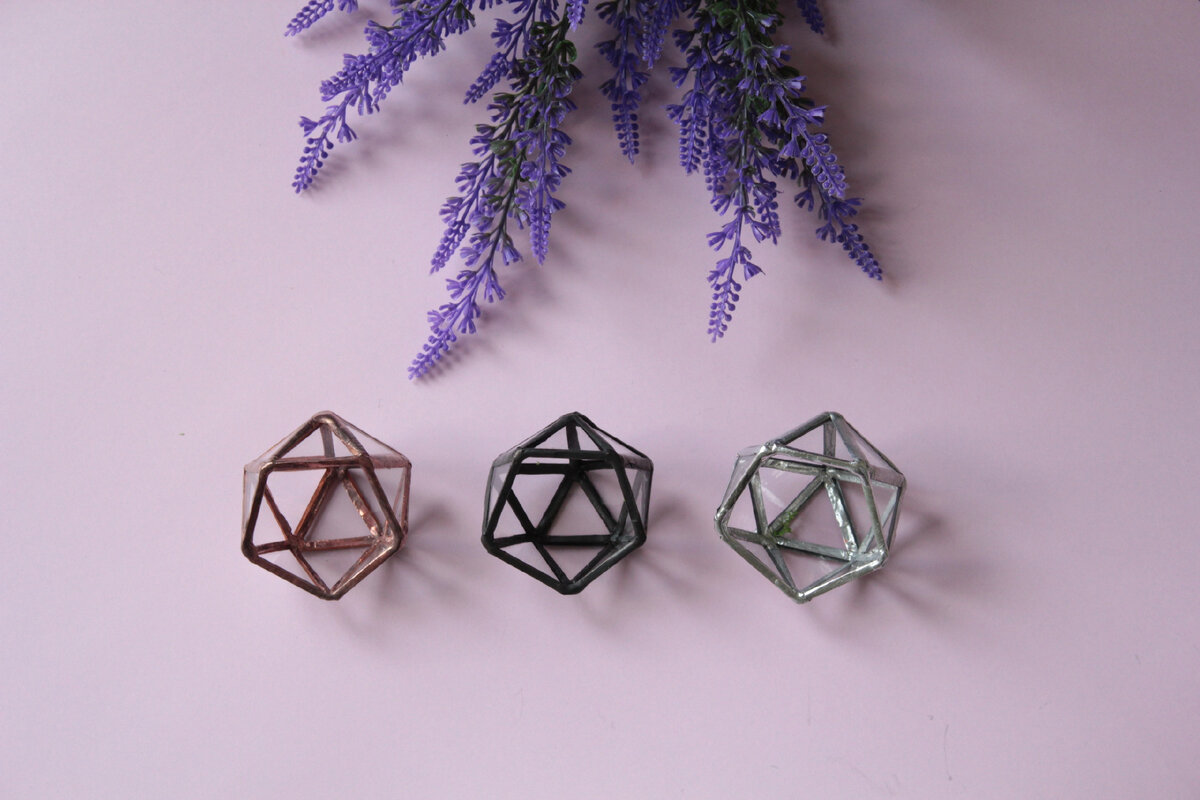 мини-флорариумы с медными, черными и серебряными швами