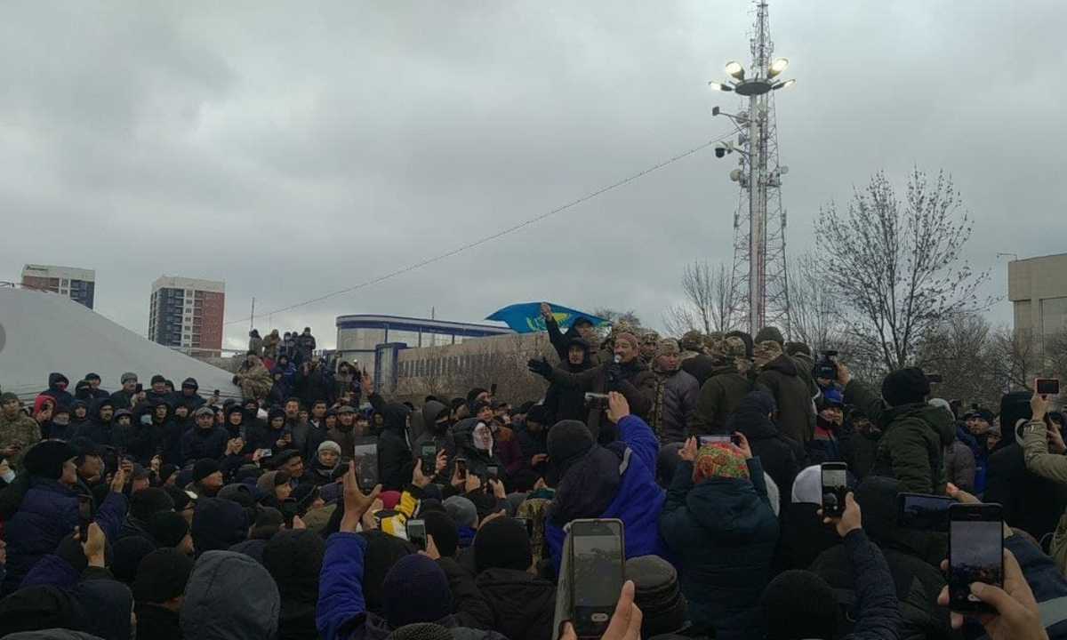 Через интернет и сотовую связь осуществляется координация всеми действиями