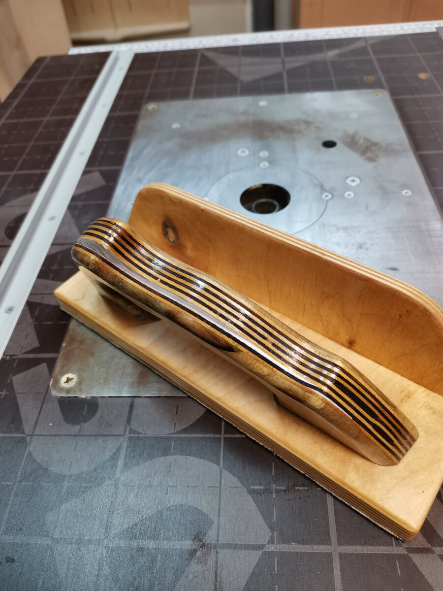 Середина ручки сделана из простой фанеры , но, предположительно, пережжённой при изготовлении, поэтому и тёмные слои.