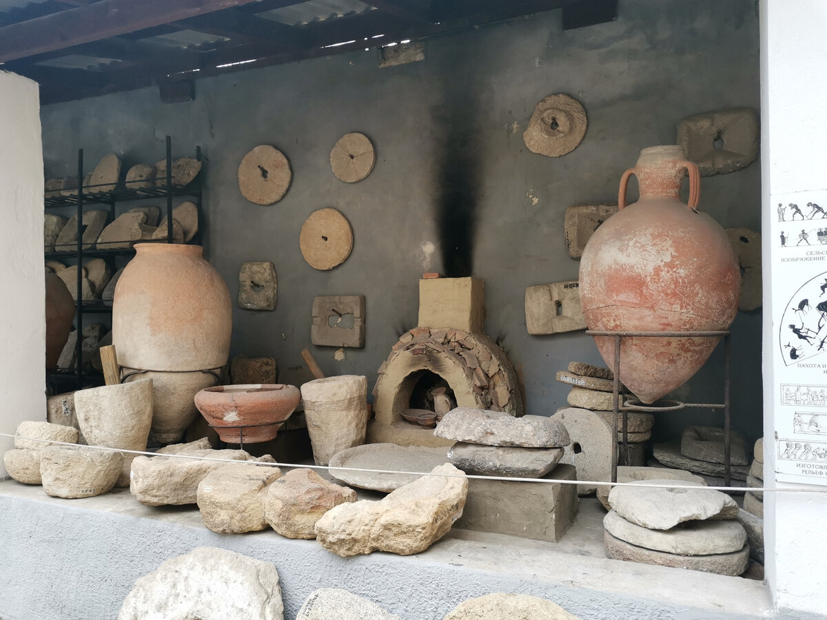 Экспозиция древних находок во внутреннем дворике Керченского музея древностей