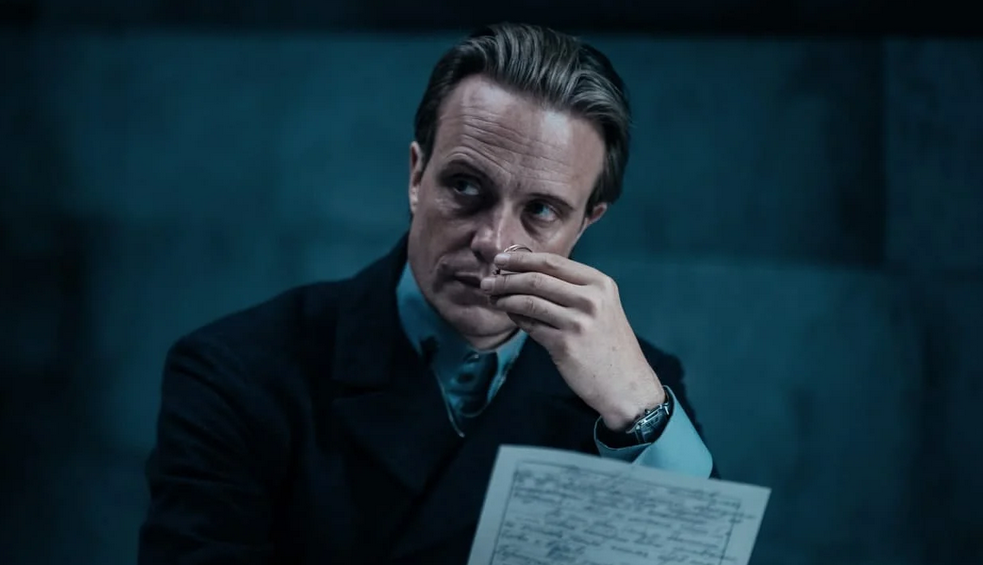 источник кадра из фильма "Воланд"  https://www.kinopoisk.ru/film/1115471/stills/page/1/