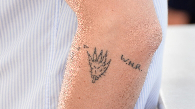 Татуировки с инициалами, сдержанные имена