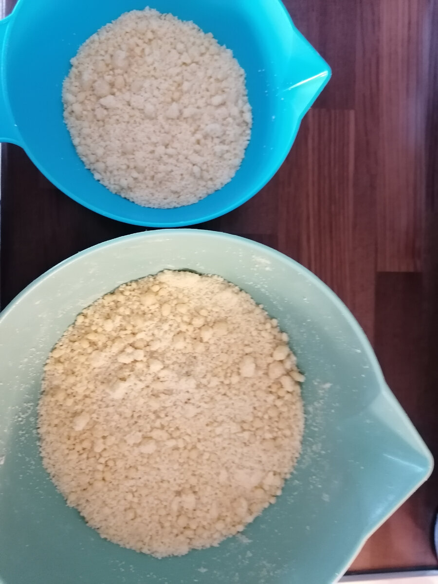 Крошкообразная масса и отделённая 1/4 часть