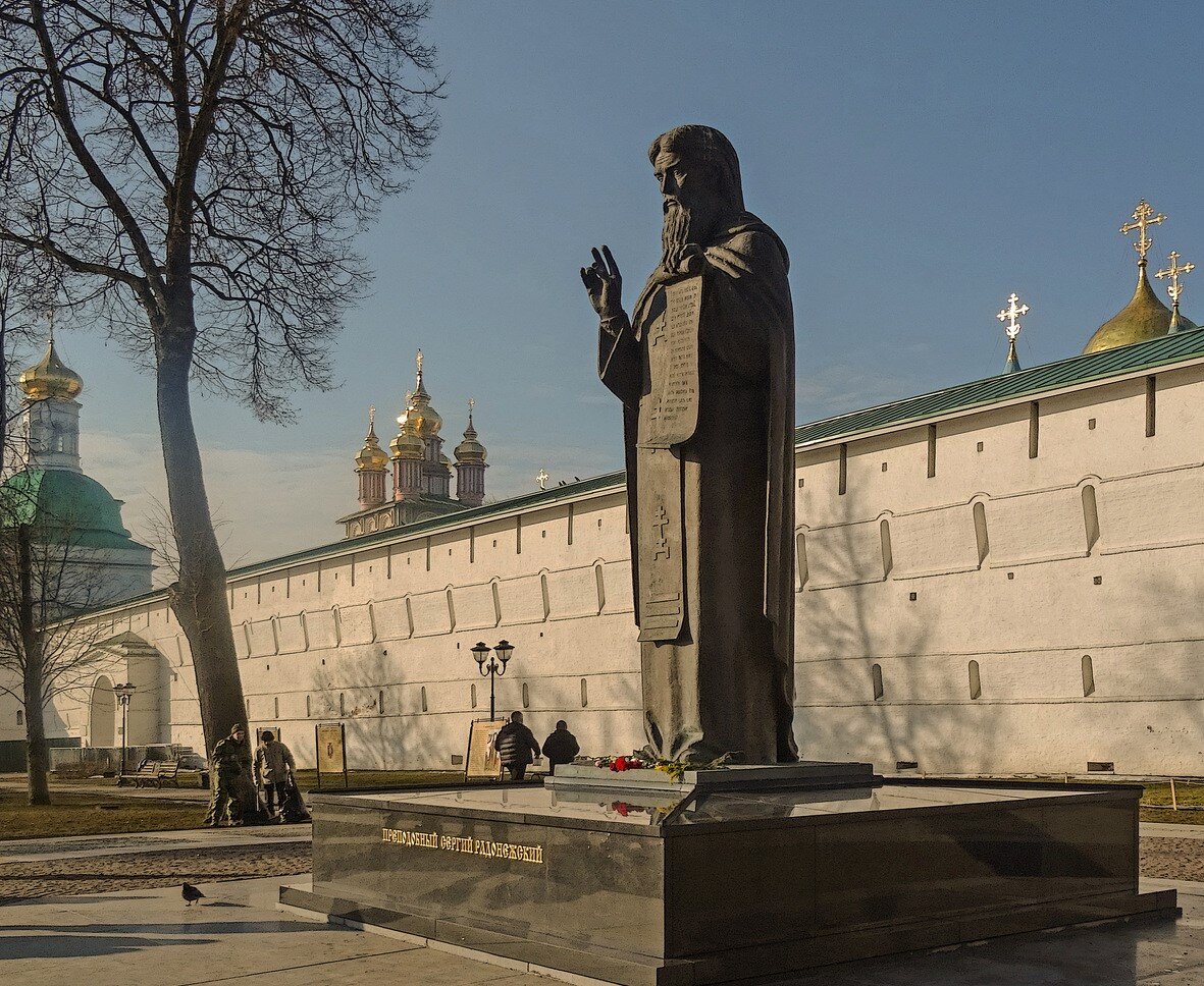 Памятник Преподобному Сергию Радонежскому у стен Свято-Троицкой Сергиевой Лавры