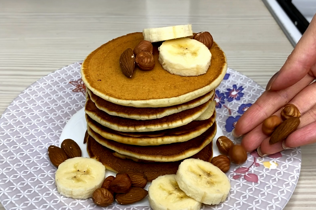 Банановые панкейки на молоке пышные