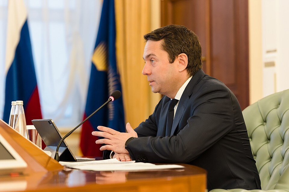     Отчет Андрея Чибиса длился три часа, депутаты назвали его обстоятельным и глубоким. Фото: Правительство Мурманской области