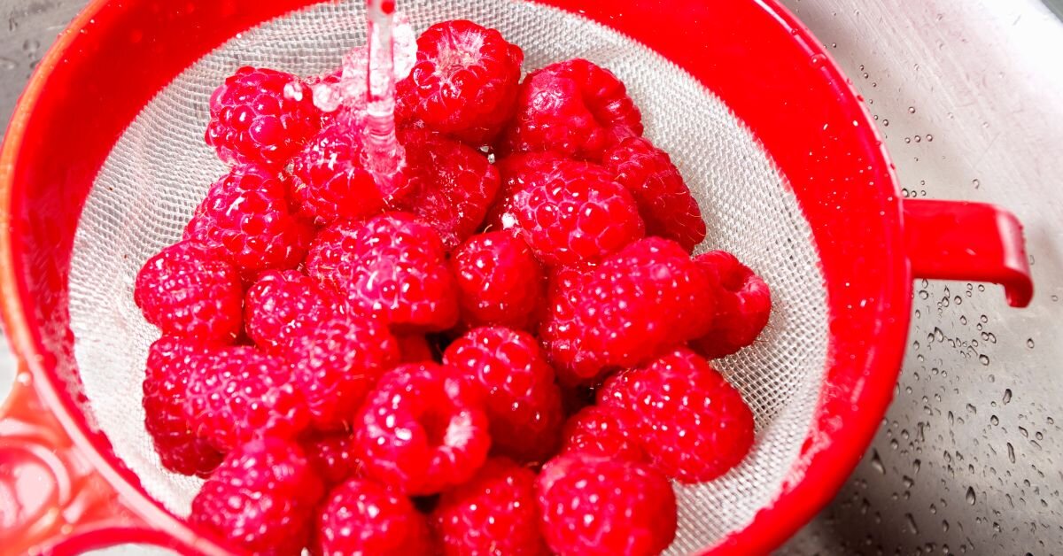 Ягоду малину моют. Замороженные ягоды. Мытая малина и ягоды. Как помыть ягоды. Надо ли мыть малину для варенья.