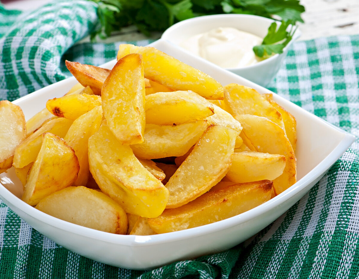 Приму картошку. Жареная картошка дольками. Картофель жареный дольками. Картофель жареный ломтиками. Картошка дольками.