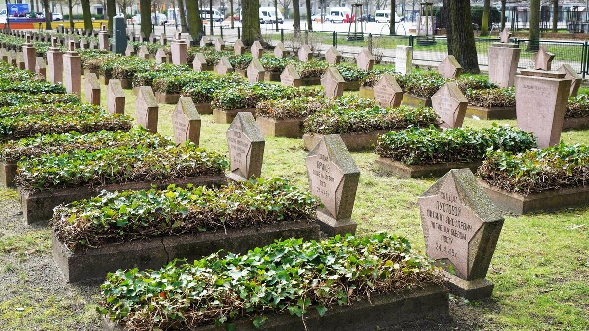    Могилы советских воинов, павших в Потсдаме и его окрестностях в последние дни Великой Отечественной войны© РИА Новости / Игорь Зарембо