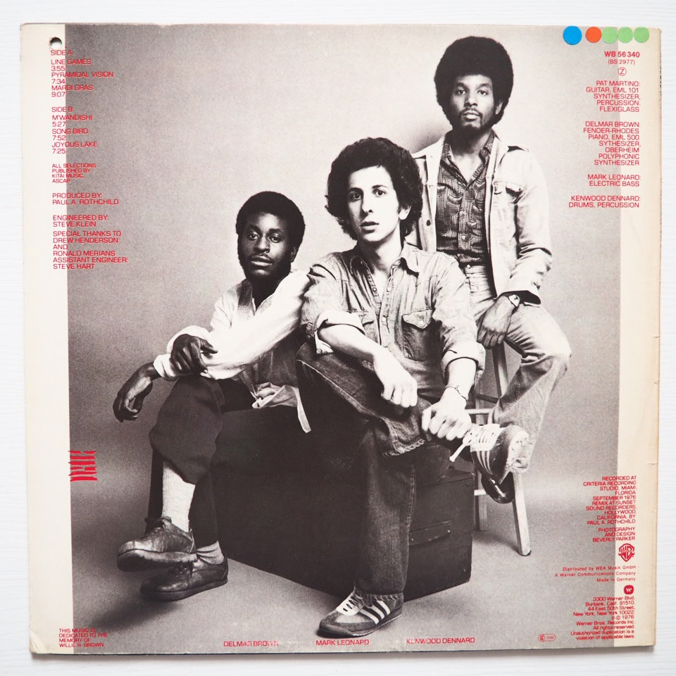 Участники его группы на фотографии с обратной стороны конверта