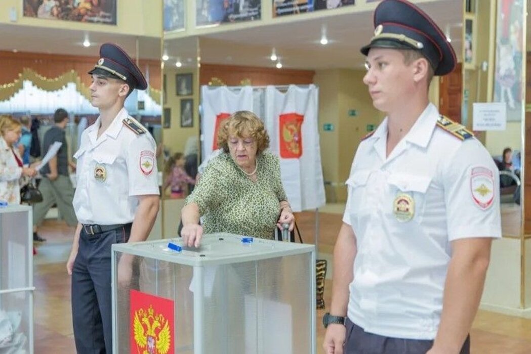 полиция на выборах. сотрудник полиции. полицейский на избирательном участке. охрана общественного порядка на выборах. охрана общественного порядка на выборах.