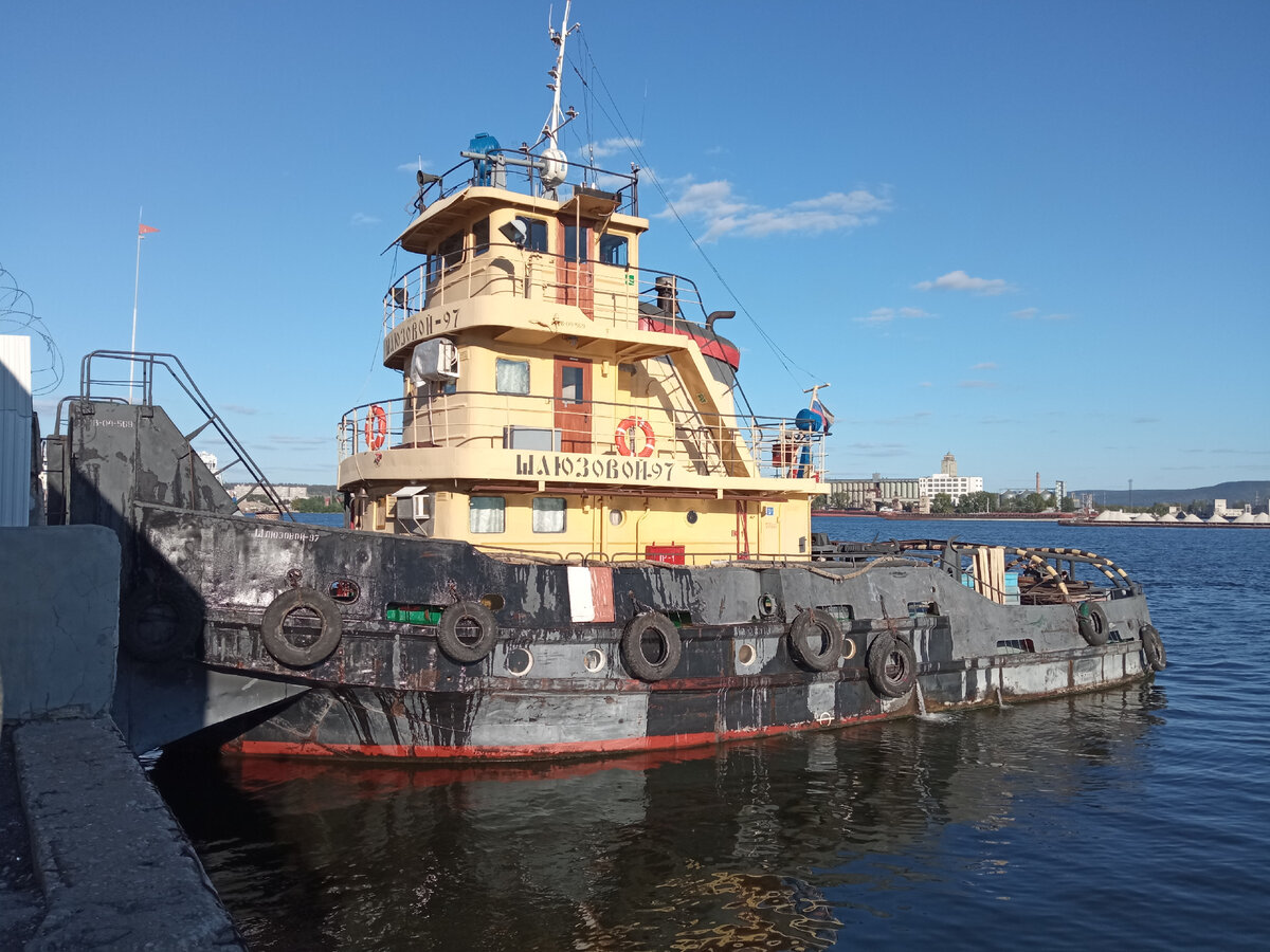 Судно «Шлюзовой-97» на речном вокзале Тольятти