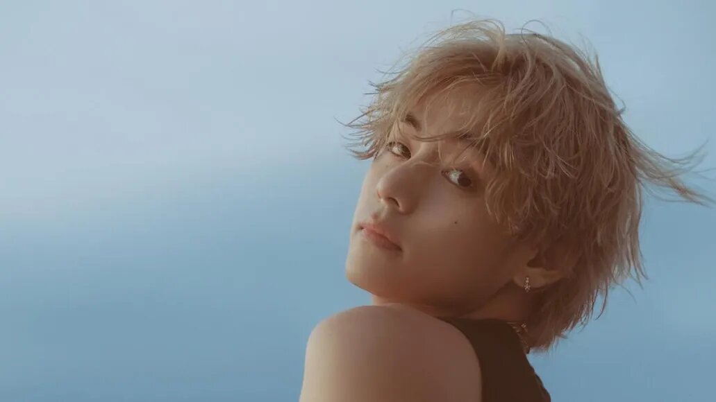 Альбом тэхена layover наполнение. V bts layover альбом. Тэхен бтс 2023. Bts layover. Тэхен 2023.