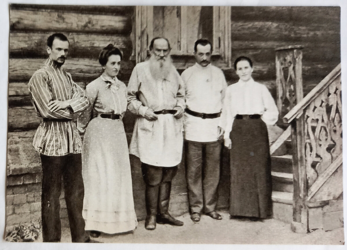 Семья толстого льва николаевича. Лев толстой с женой и детьми. Лев николаевич толстой 13 детей. Л н толстой семья. Биография семья льва николаевича толстого.