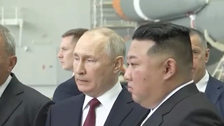     Северокорейский лидер Ким Чен Ын приехал на поезде на железнодорожный вокзал космодрома Восточный в Амурской области. Его встретил президент Владимир Путин. Встреча проходит в монтажно-испытательном корпусе ракеты-носителя, где собирают новую ракету «Ангара».