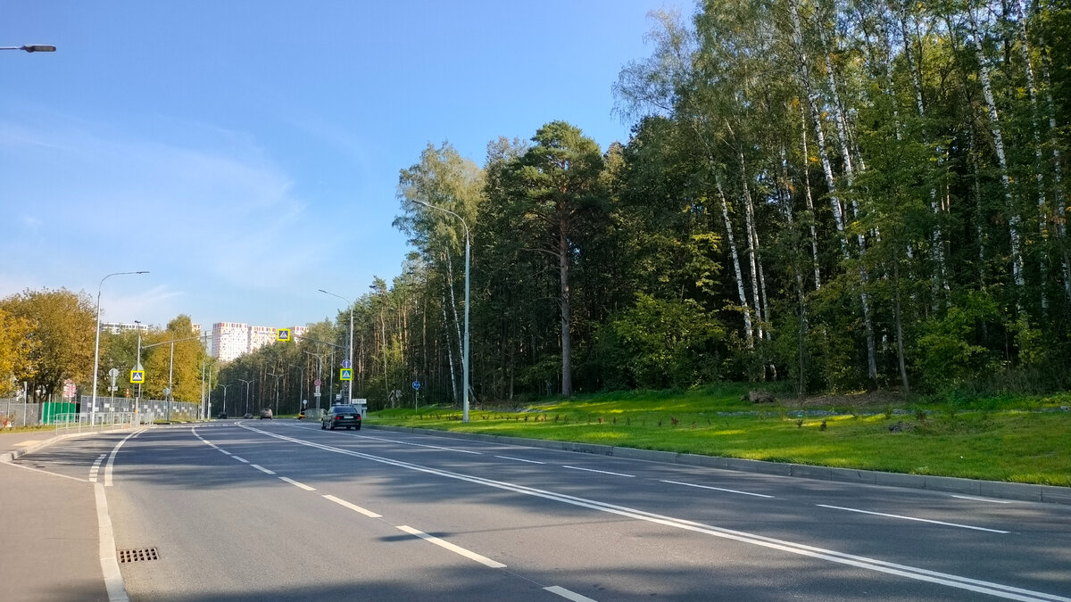 Впереди виднеется переход. Путь в парк и в сторону ЖК.
