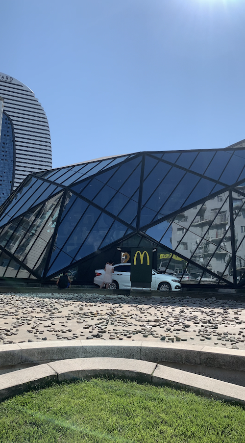 Футуристичный Макдональдс в Батуми