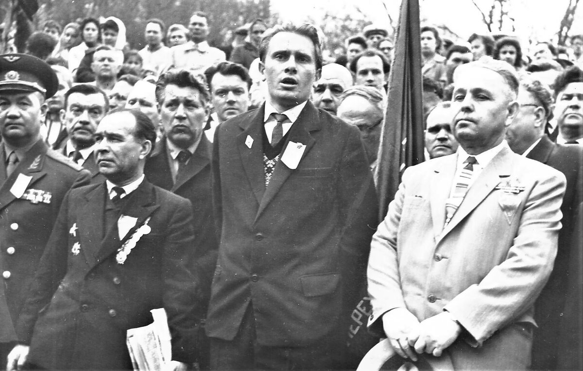 Против хрущева в 1957 выступил