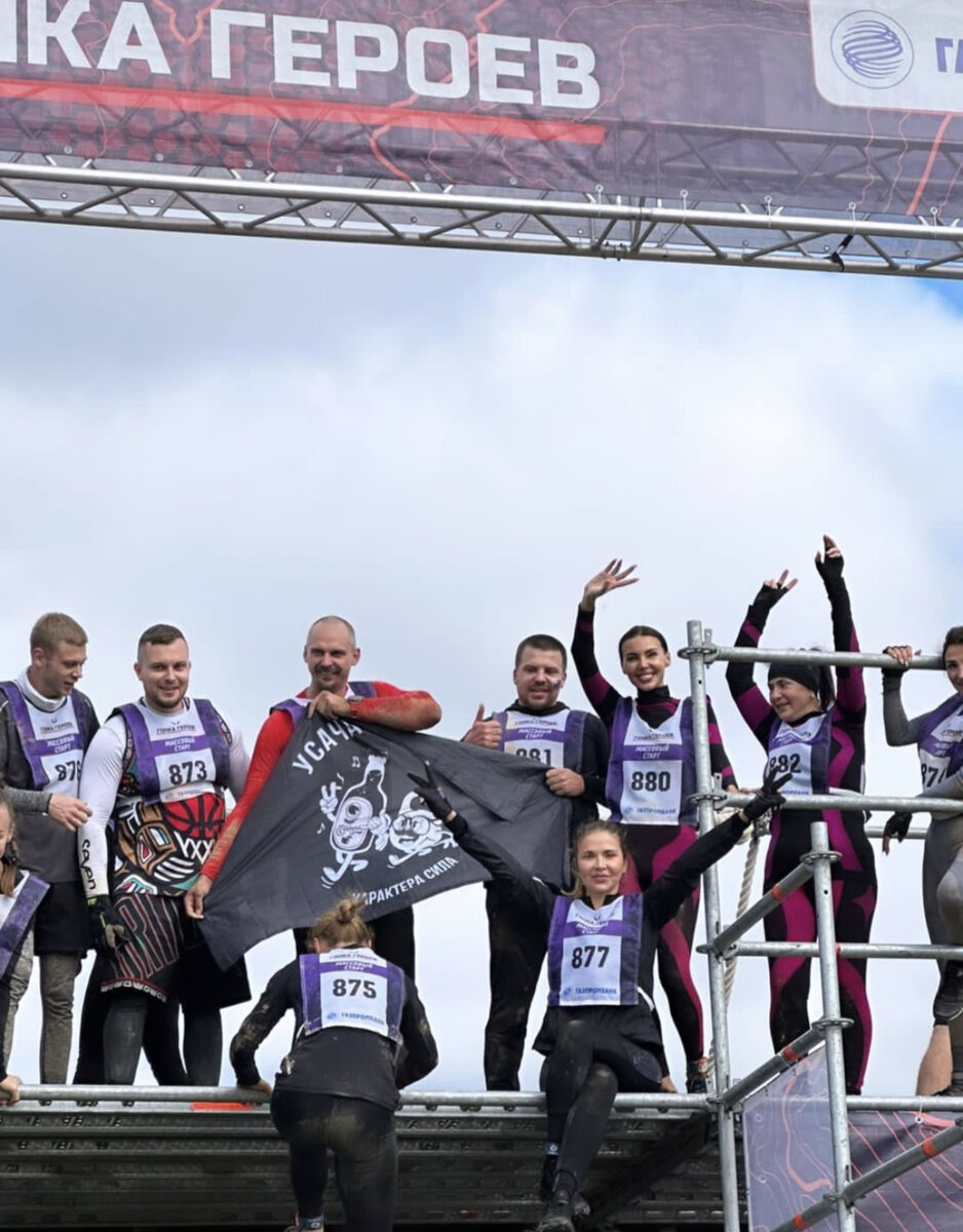 На фото справа от Оксаны находится ее мама. 