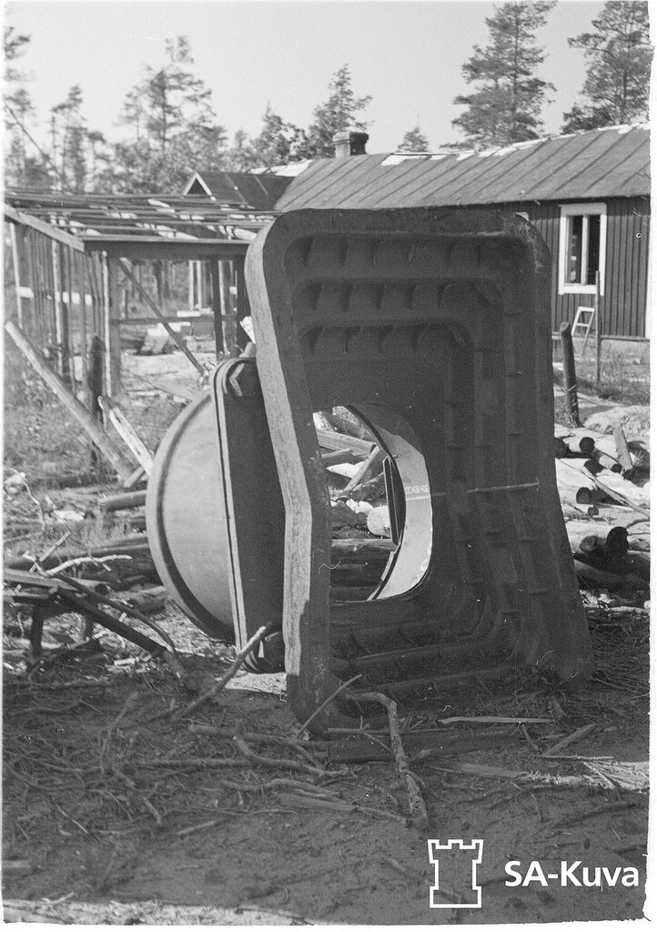  Здесь короб брошен рядом с домом, похожим на здание погранзаставы (?) или какую-то контору