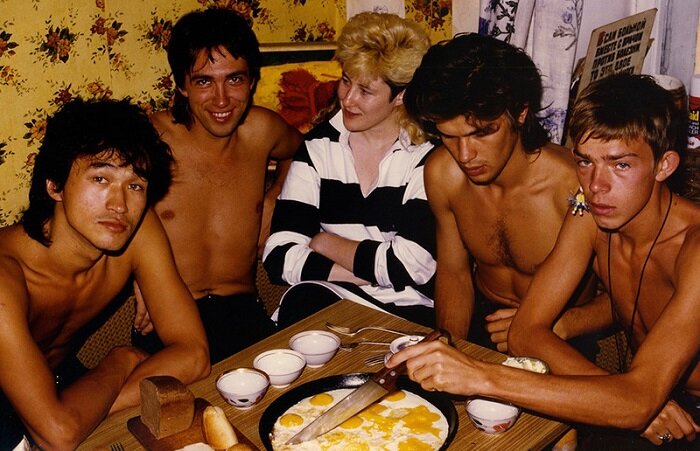 Виктор Цой с компанией