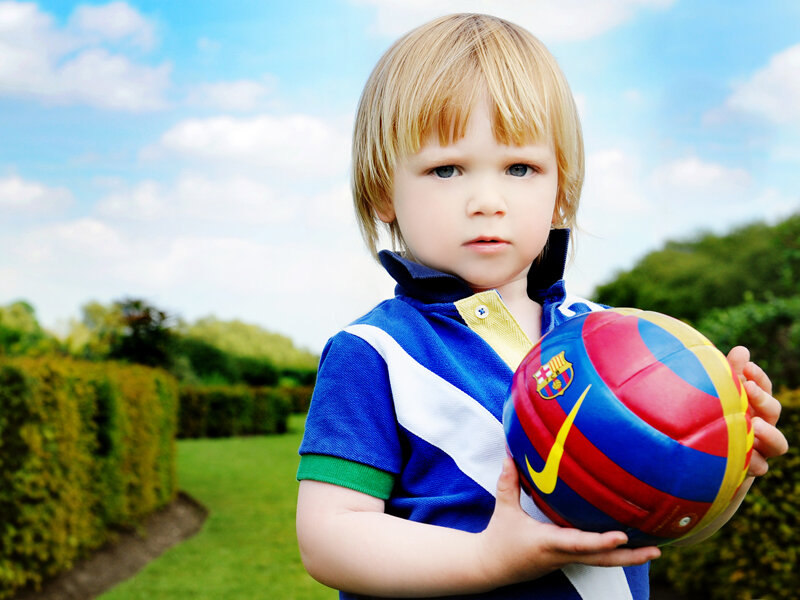 He plays ball. Мяч для детей. Мальчик с мячом. Мячики для детей. Мальчик с мячиком.