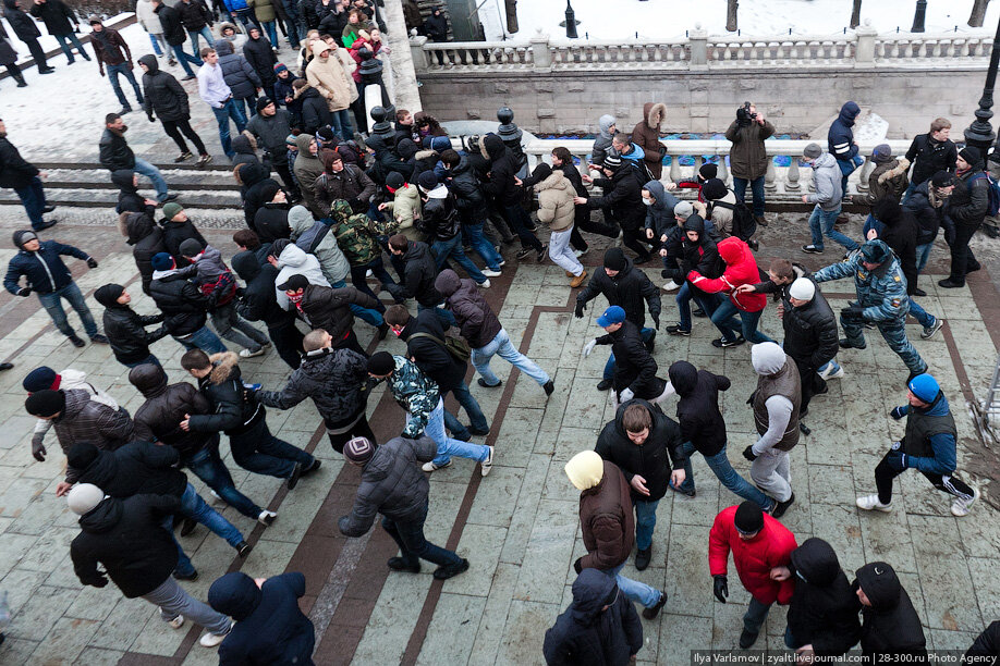 Собрались толпой. Толпа на Манежной в 2010. Илья Варламов Манежная площадь. Манежка 2010 избитые кавказцы. Толпа на Манежной площади.