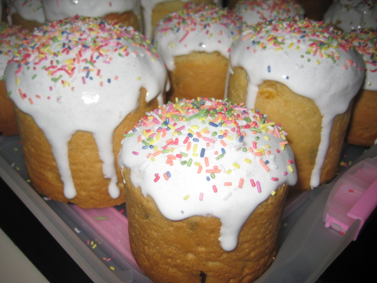 Для тех, кто не уверен, что сможет испечь вкусный пасхальный кулич, у меня есть рецепт вкусного пасхального кулича в хлебопечке.