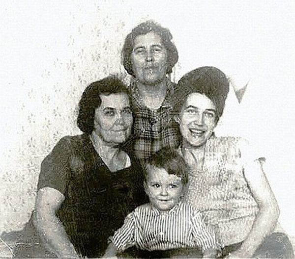 Д. Медведев с мамой и бабушками(слева сидит бабушка по маминой линии)