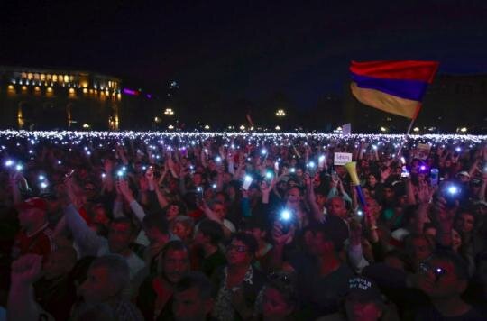 
В центре Еревана, на площади Республики, собрались тысячи людей. Они скандировали «Никол в премьеры!»