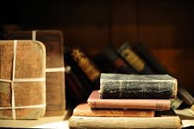 Большое влияние на формирование английского языка оказали Римские завоеватели. В 44 году до нашей эры Британские острова официально стали провинцией Римской империи, и руководил этими землями император Клавдий. На полуострове началось смешение народов, что повлекло за собой изменения в языке. Многие историки, которые тщательно изучают то, как появился английский язык, уверены, что он имеет именно латинские корни. В современном языке можно выделить такие слова, которые пришли исключительно с римлянами. Это все, которые имеют корень "castra" (лат. "лагерь") – Lancaster Leincester. Также это слово "street" ("улица"), произошедшее от лат. «via strata» - "мощеная дорога". Сюда еще относятся слова "wine", "pear", "pepper" и другие.

