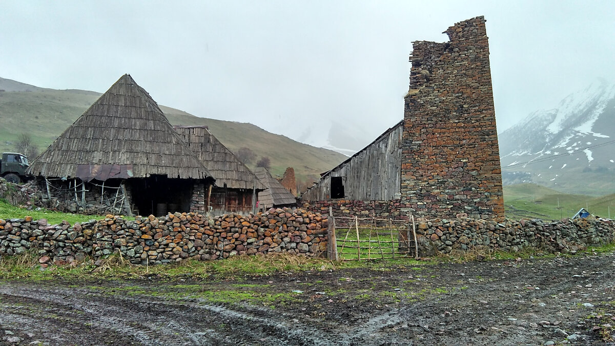 Село комсомольское северная осетия. Селение Ерман Южная Осетия. Село Ерман в Южной Осетии. Северная Осетия сакля. Гора Бурсамдзели в Южной Осетии.