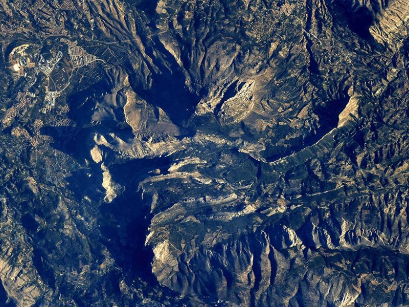 Прочные горы юго-восточной Испании вблизи побережья Средиземного моря 