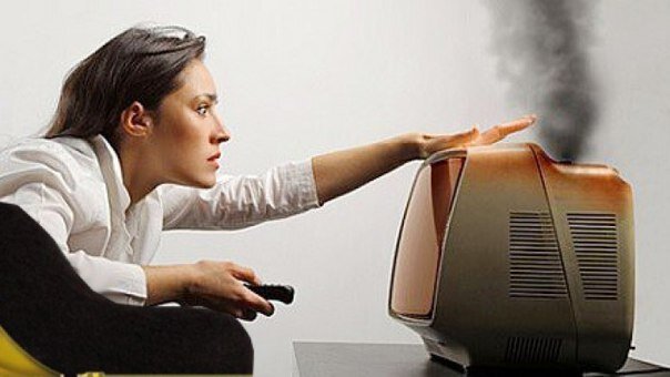 У девушки сломался телек