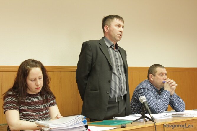 Защитник Надежда Назарова, подсудимый Павел Бойцов и адвокат Алексей Горохов. Фото из архива интернет-портала «Новгород.ру» ©