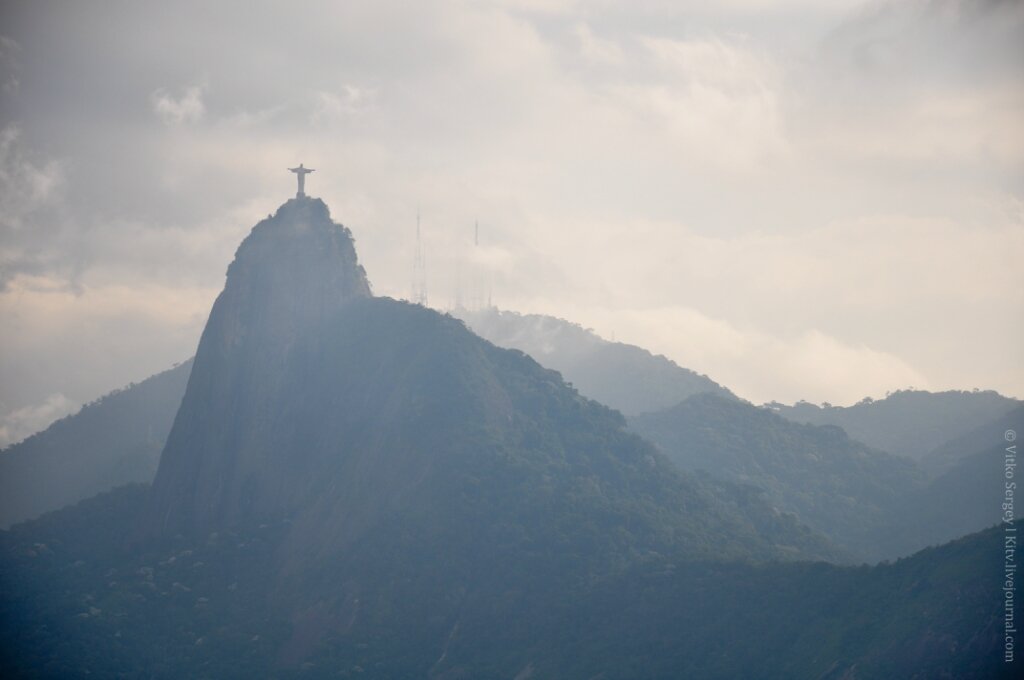 01. Гора Corcovado, получила свое название от португальского слова corcova (горбатая), которое очень точно отражает ее форму. Добраться туда можно на специальном поезде - Trem do Corcovado. И тут меня ждал еще один "сюрприз". Оказалось, что все билеты до конца дня уже раскуплены... Имеет смысл покупать билеты на официальном сайте компании заранее, и просто приезжать к назначенному времени.  

