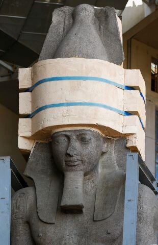 Статую царя Рамсеса II перевезли в Большой Египетский музей в январе 2018 года. Фото haaretz.com 