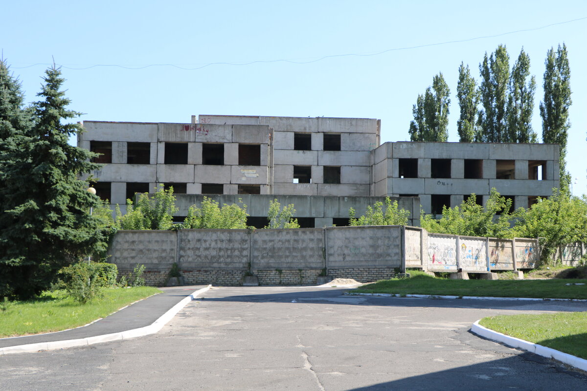 Здание недостроенной детской поликлиники на 200 посещений в смену