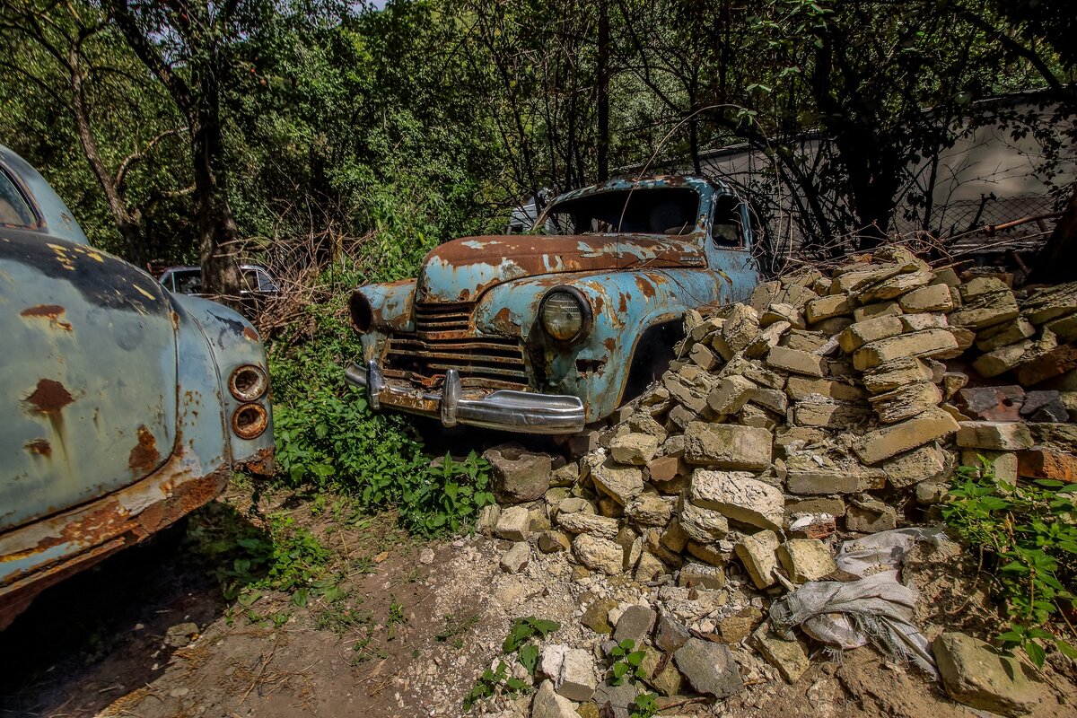 Забытые машины. Ржавые советские автомобили. Старая ржавая Советская машина. Ржавые машины из Белоруссии. Ржавые советские машины вид сверху.