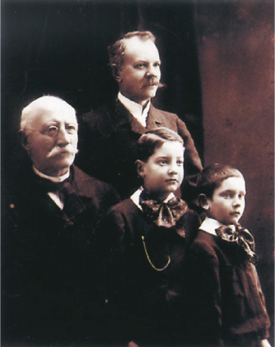 Луи-Улисс Шопар слева.