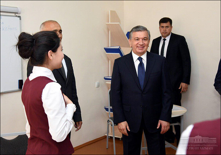 Шавкат Мирзиёев в ходе визита в одну из школ Узбекистана. Фото пресс-службы президента
